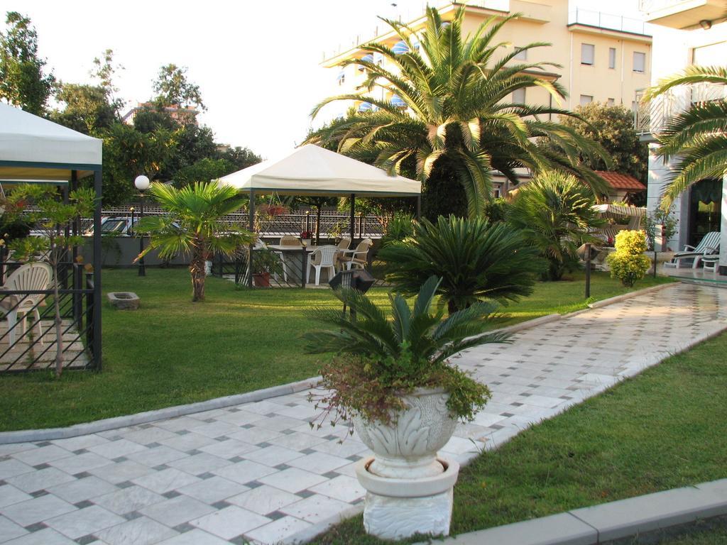 Hotel Smeraldo Λίντο ντι Καμαϊόρε Εξωτερικό φωτογραφία