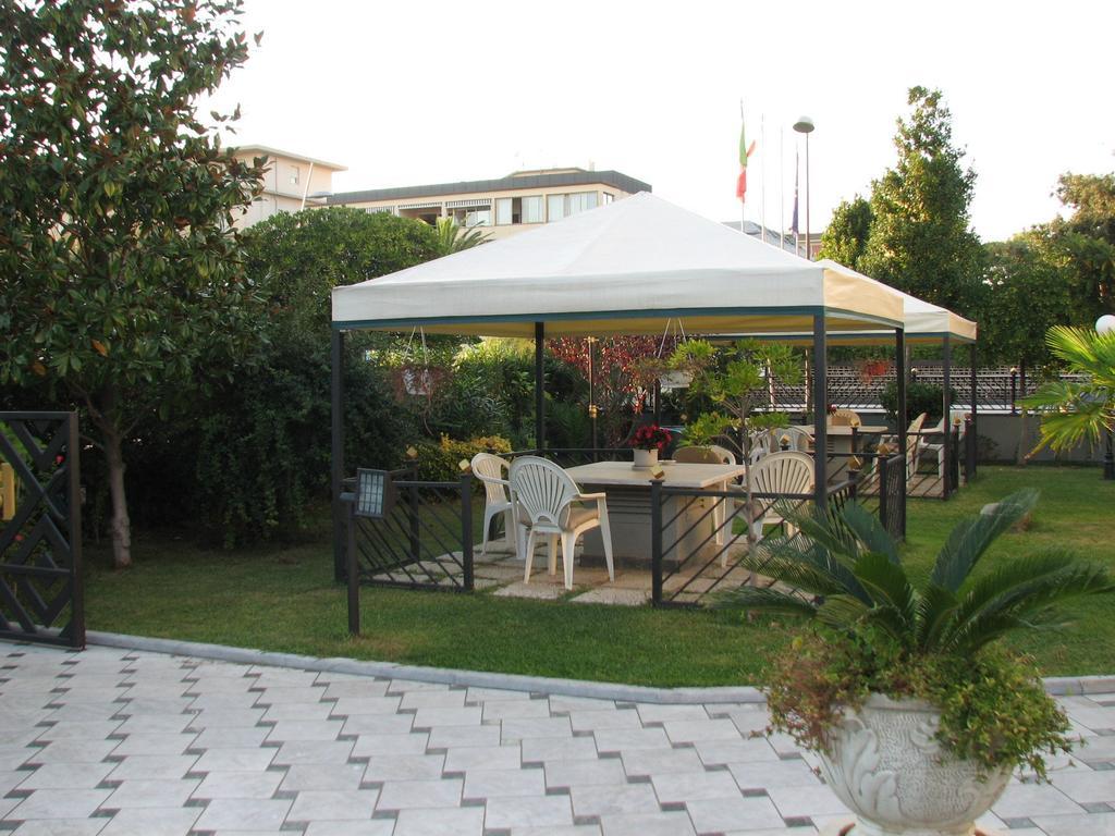 Hotel Smeraldo Λίντο ντι Καμαϊόρε Εξωτερικό φωτογραφία